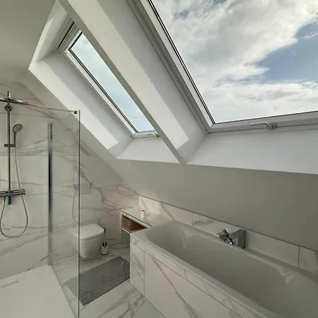 180 M Family With Garden Sleeps 10 Ouistreham