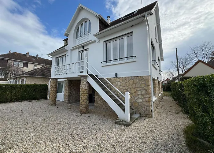 180 M Family With Garden Sleeps 10 Holiday home Ouistreham